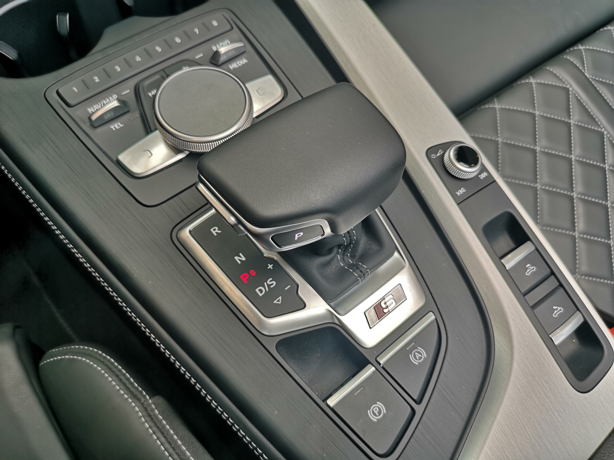 奥迪s5四门敞篷硬顶展示,运动感很强新款奥迪s5敞篷版实车