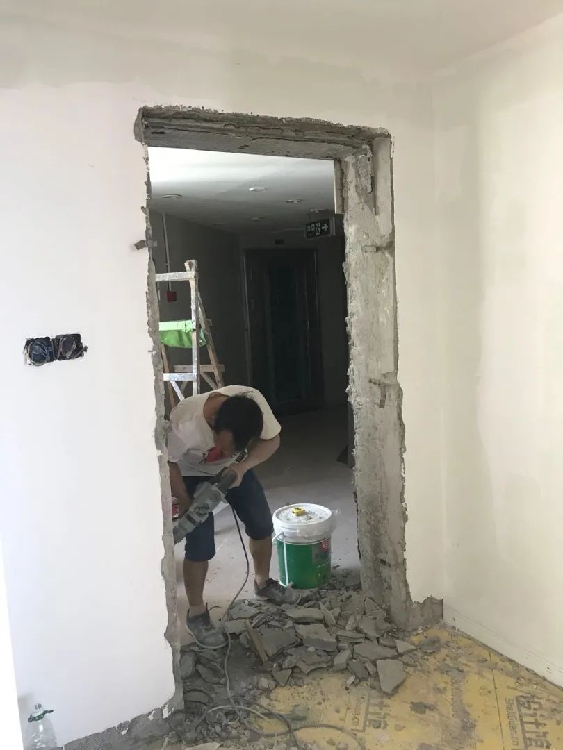 刮腻子时墙面刷什么油漆 (墙面刮腻子刷墙漆注意事项)