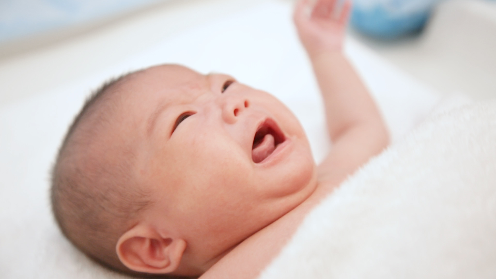 新生宝宝眼睛被眼屎粘住怎么清理,新生儿眼屎糊住眼睛怎么清洁