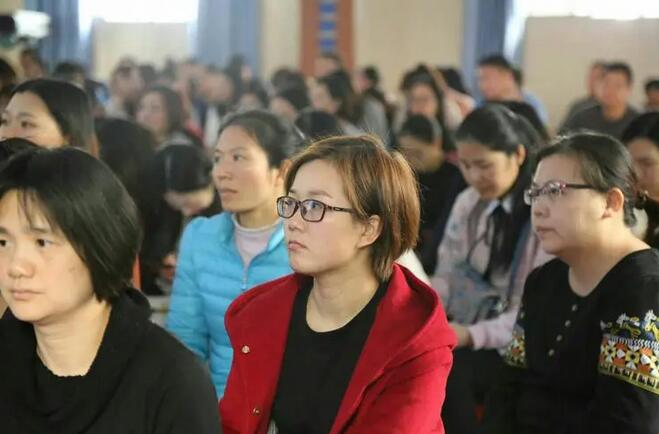 小学生校服收费100块,小学生校服收费