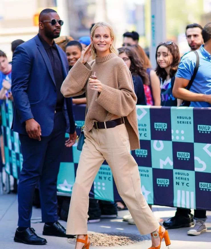 宽松毛衣怎么搭配带图案,宽松的毛衣怎么搭配外套