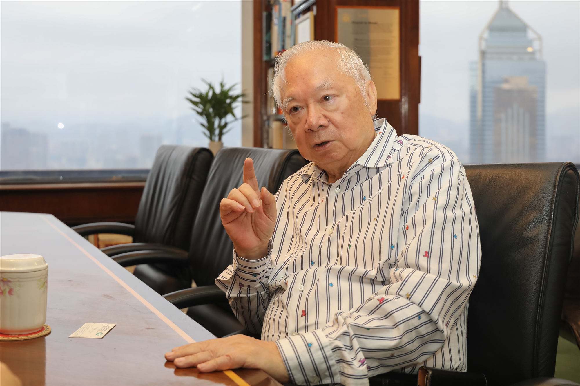 胡应湘跟李嘉诚年轻时船上合影,胡应湘遭李嘉诚威胁