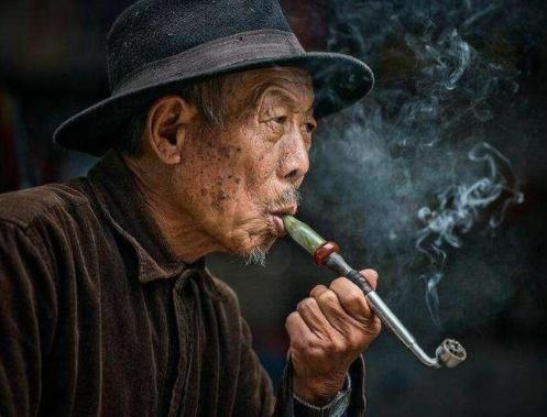 为何老人身上会有一股味?建议:50岁后远离3个习惯,老了或没味