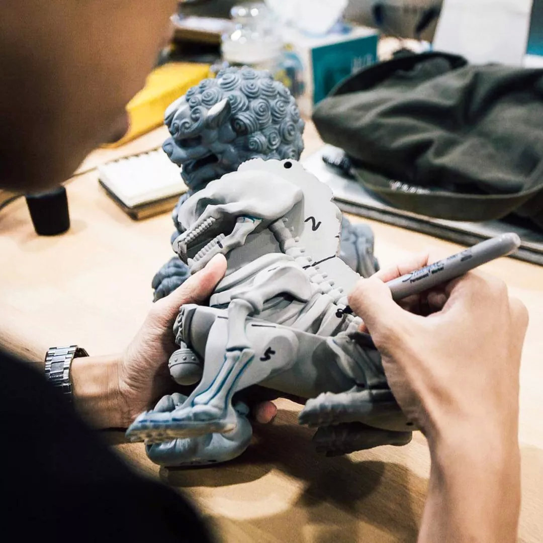 他肢解卡通人物,不但没毁童年,还倍受追捧