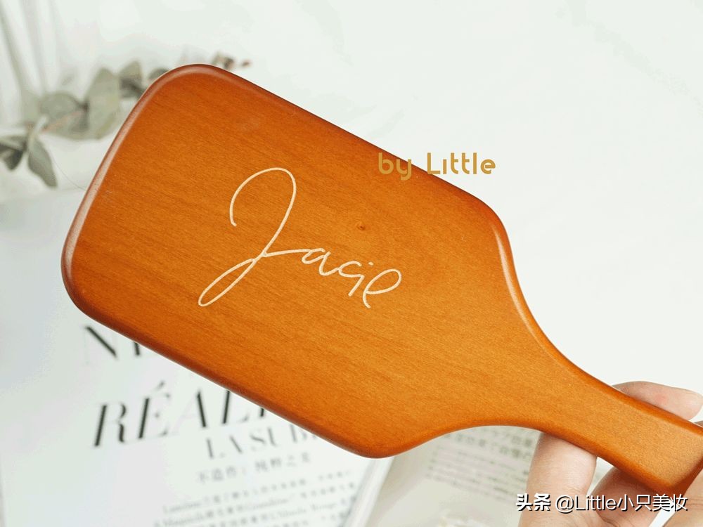 可以抚平毛躁碎发的梳子随身携带,适合湿梳的梳子