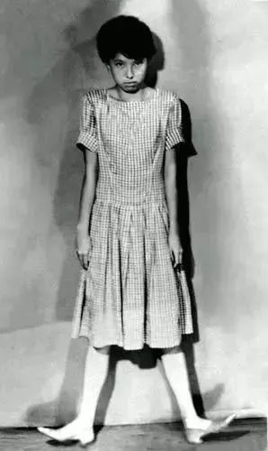 三毛：你是我们幻想的那片诗与远方，开在荒漠里的繁花，生日快乐