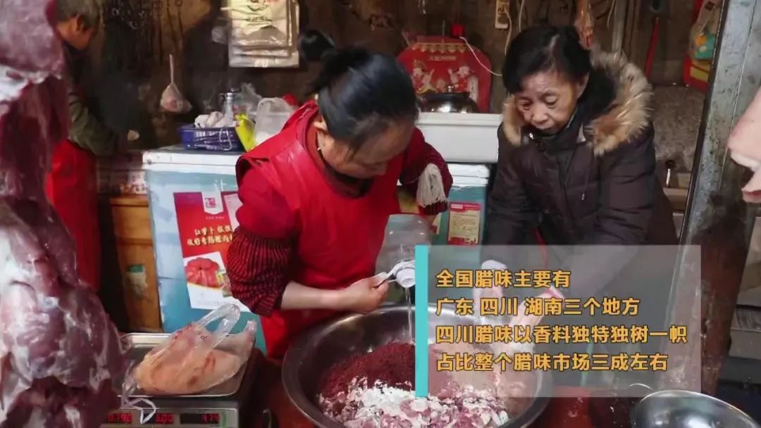 又到熏腊肉灌香肠的时节,做好的香肠在家熏腊肉