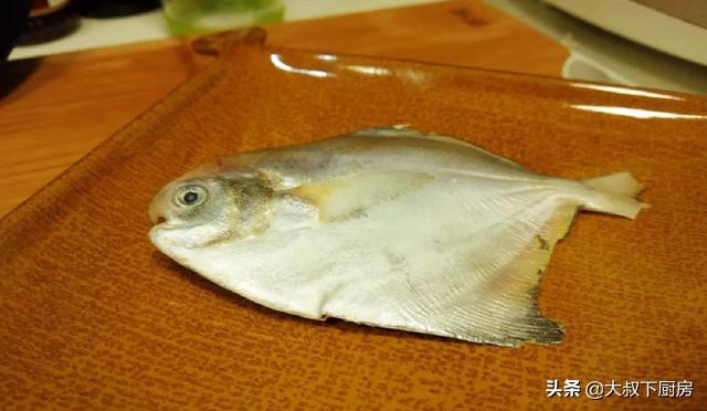 煎鲳鳊鱼的正确方法,用不粘锅煎鲳鳊鱼