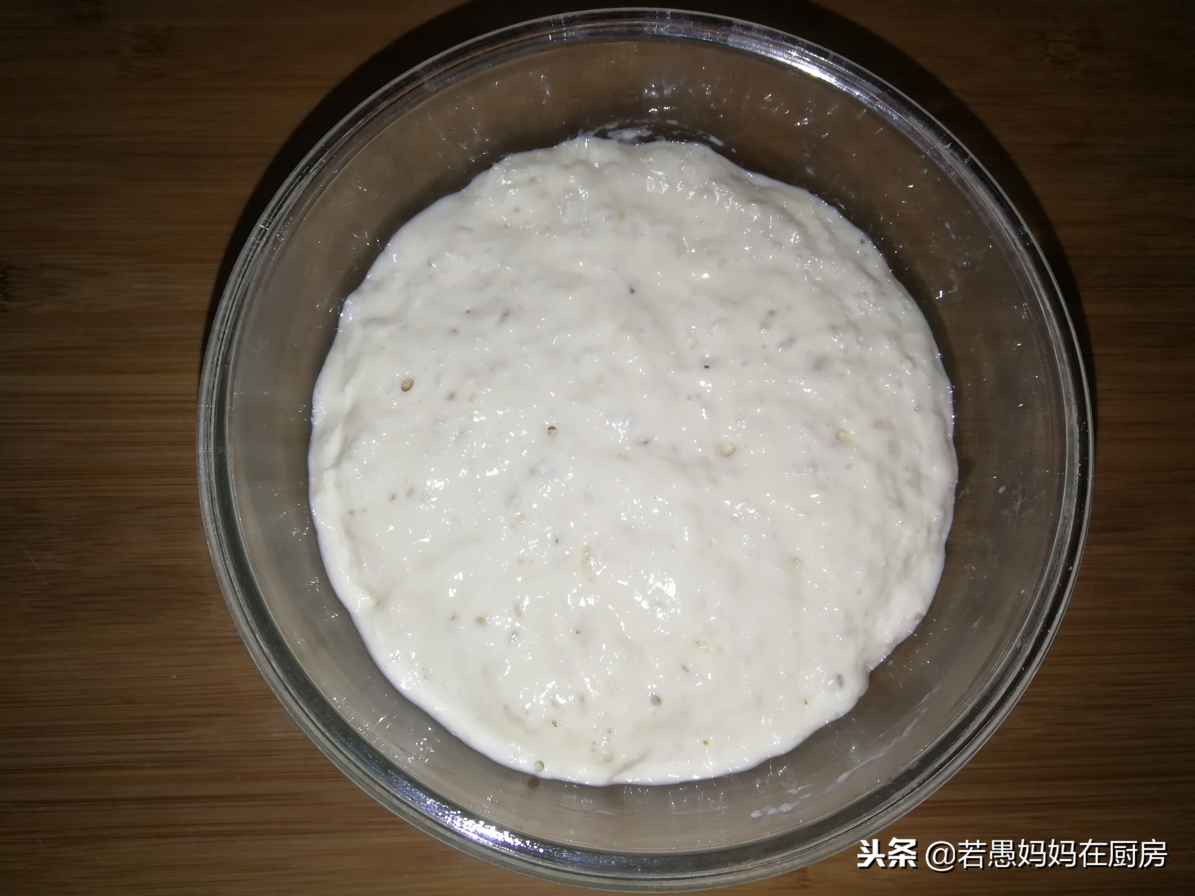 这面和的像稀泥，做出来的饼柔软筋道，放凉都不会硬，做法超简单