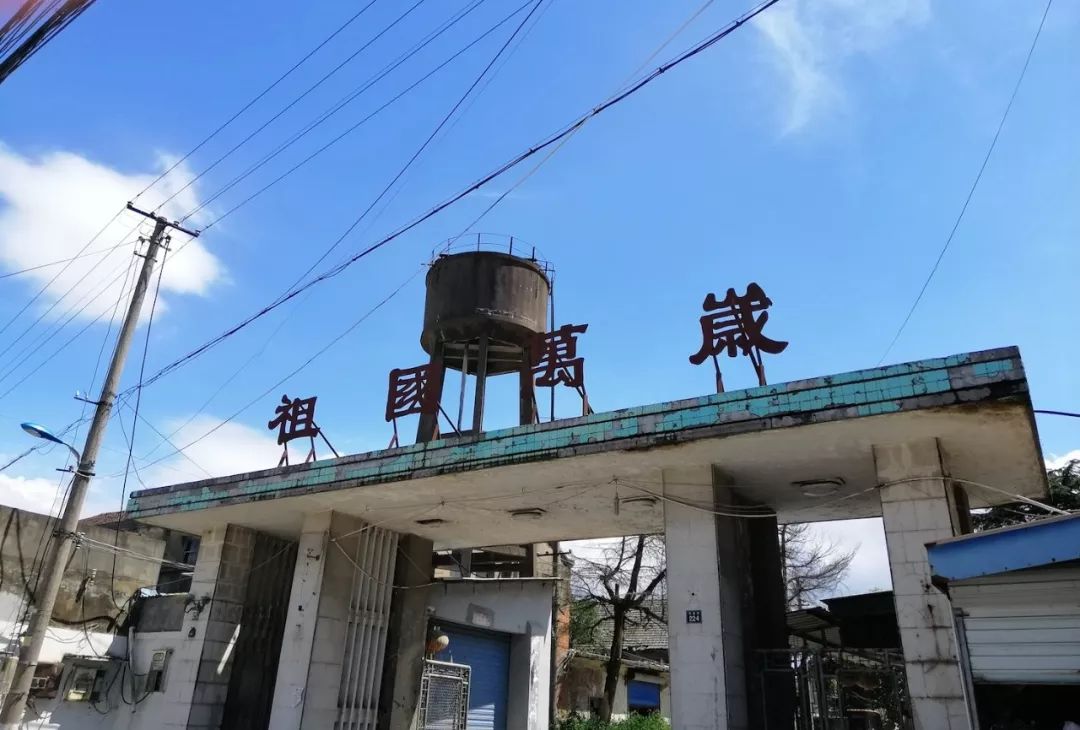 在只有KTV和麻将馆的县城里建一座图书馆,他们坚持了8年