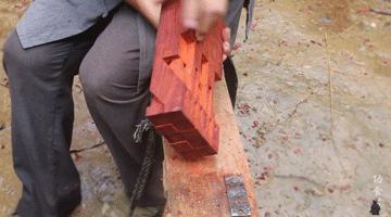 大爷造鲁班凳,60岁中国大爷徒手做鲁班凳