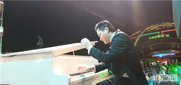 黑白琴键上跳动的仲夏夜梦：带你走进曹野川的音乐世界