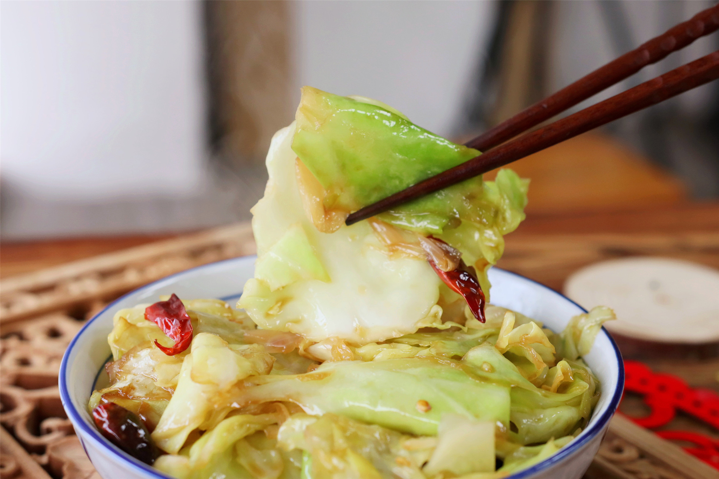 素炒手撕包菜加粉条,素炒手撕包菜不放辣椒