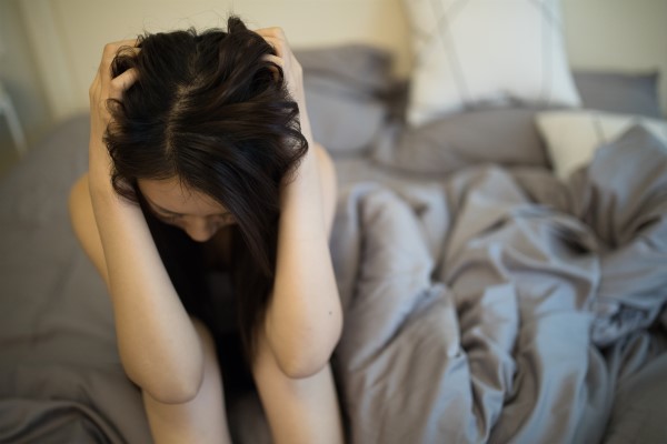 小孩尖叫嘶吼哭泣妈妈崩溃,孩子尖叫妈妈温柔教导