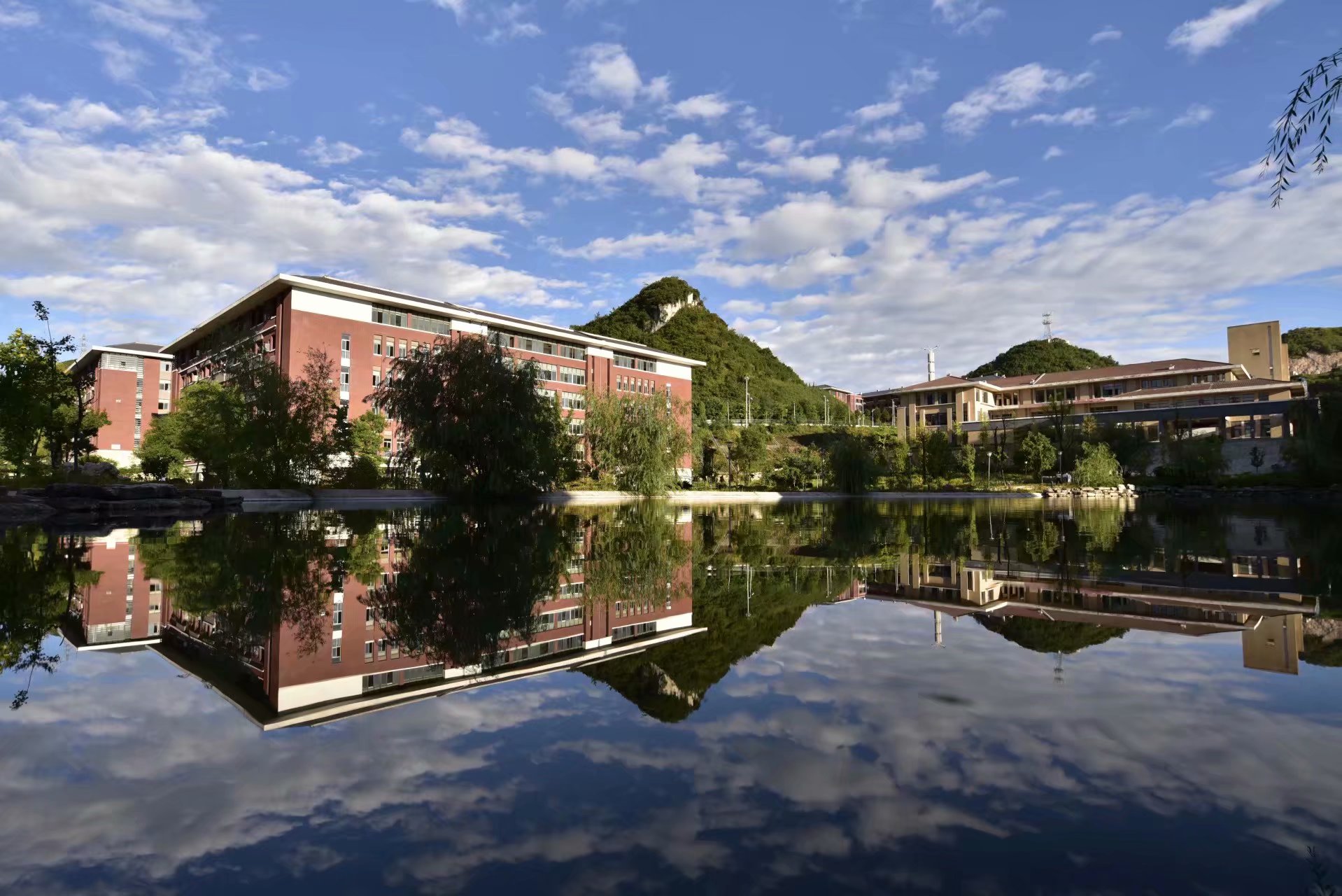 那个参加法国界外艺术交流和捐赠700万的夜郎谷究竟是怎样的呢？