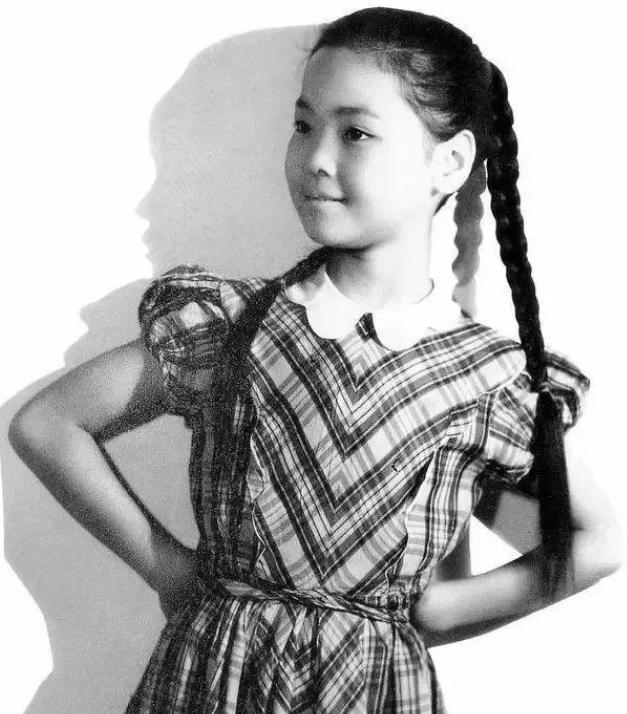 邓丽君一人一首成名,邓丽君年轻时唱歌