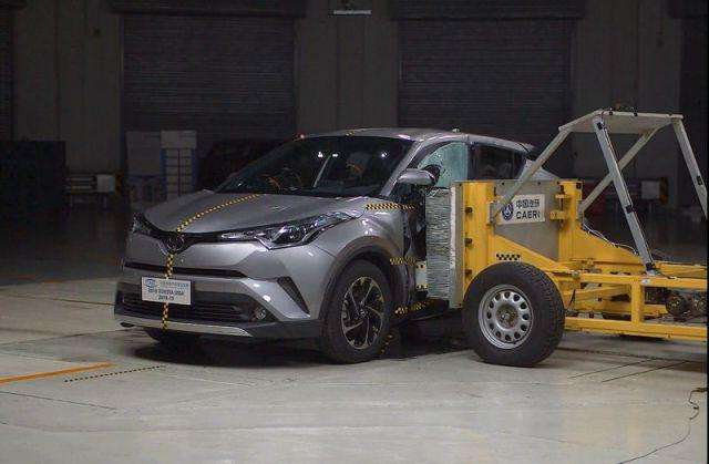 最新大众帕萨特碰撞,大众新款帕萨特被撞烂了照片