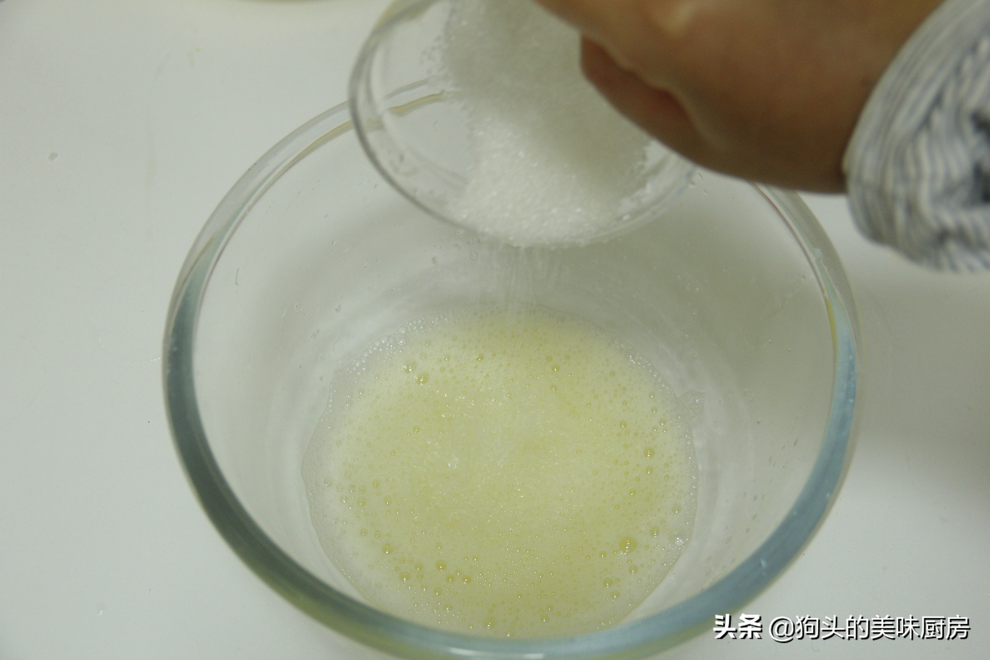 戚风蛋糕并不难，只要掌握这3点，不凹陷不缩腰，不再被“气疯”