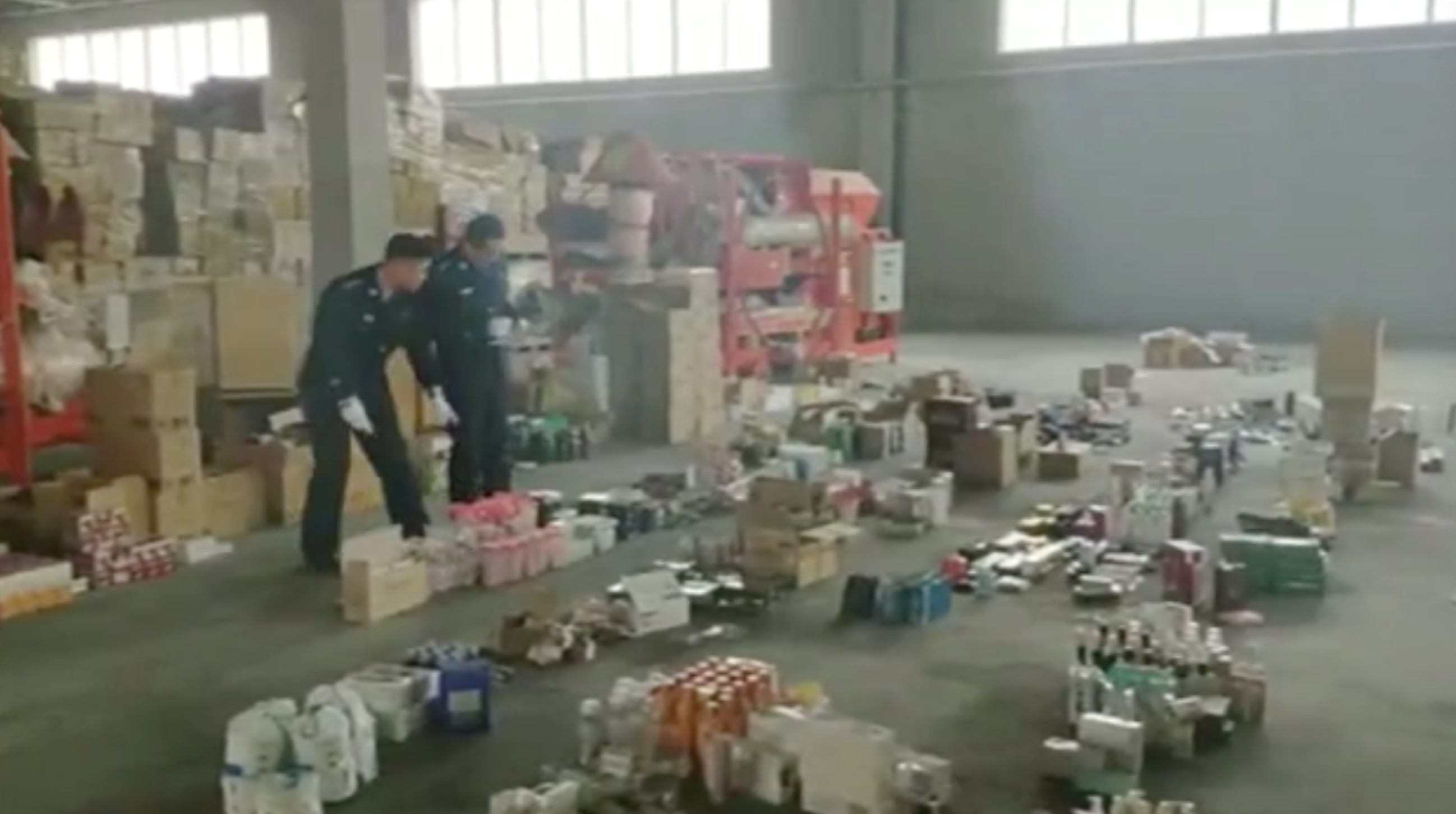 *私走**团伙长期雇佣代购从韩国将化妆品携带入境商品价值800万