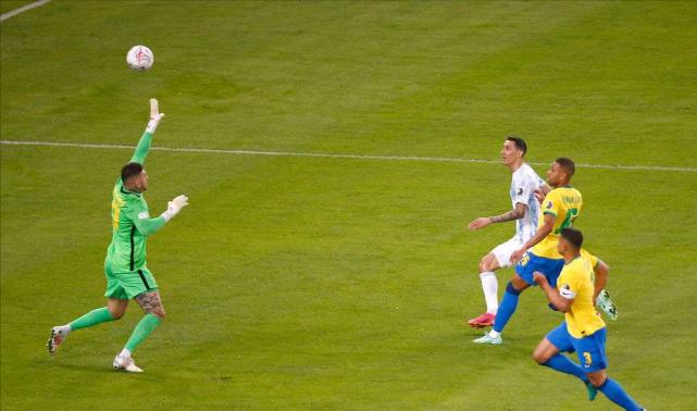 评价梅西夺得世界杯冠军,欧足联官方评历史最佳球员