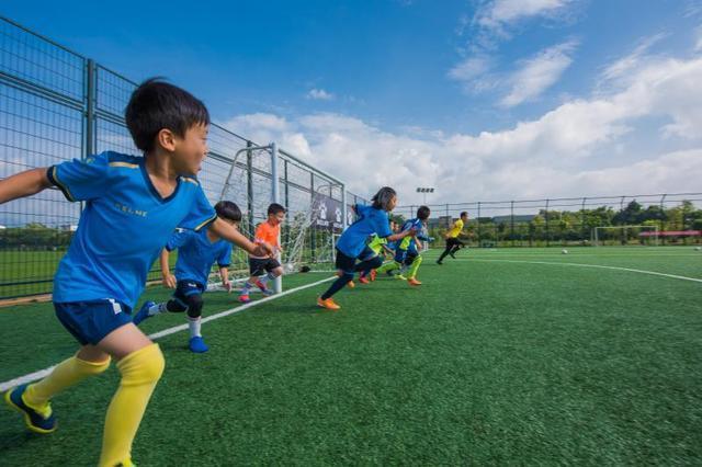 足球基本战术配合方法都有哪些,足球队员基础差用什么战术