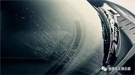 浓缩玻璃水掺自来水还是纯净水,汽车玻璃水用完了可以加水吗