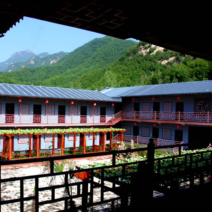 绿野仙踪旅游景区夜晚,画眉谷旅游景区