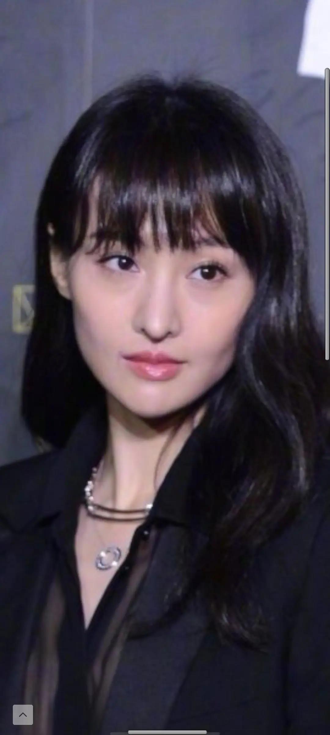 郑爽15年后发生了什么？黑眼圈、暴瘦、畏光、精神失控，就像吸毒