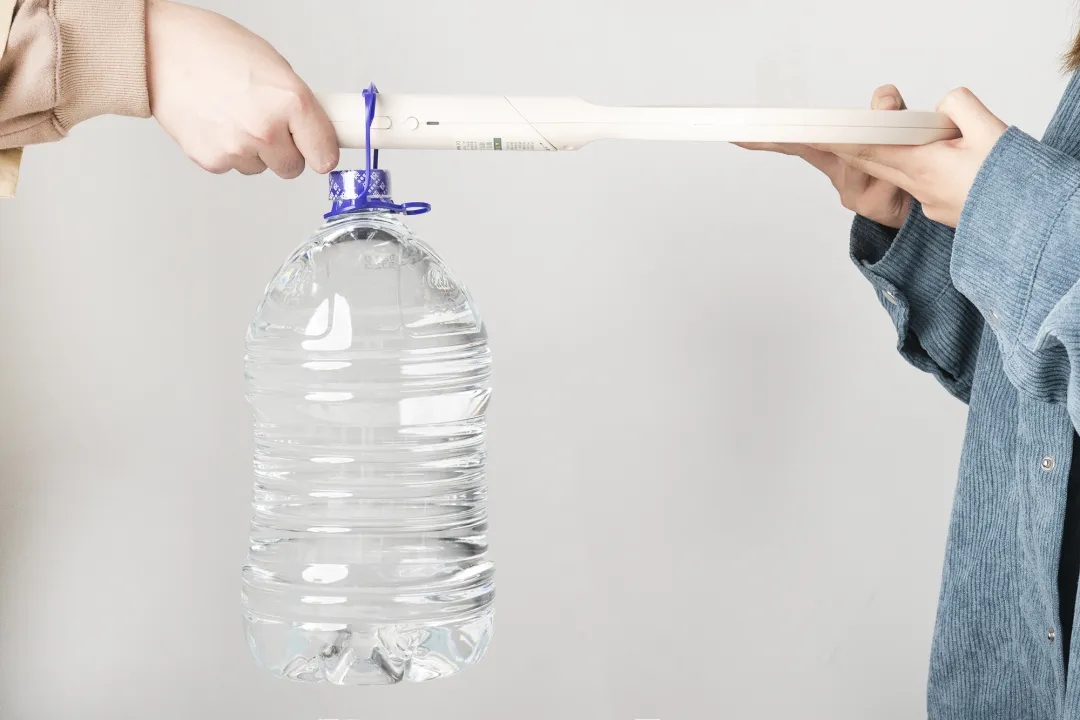 烦人的蚊子被自动引诱过来，“啪啪啪”轻松捕杀，这杀器太爽了！