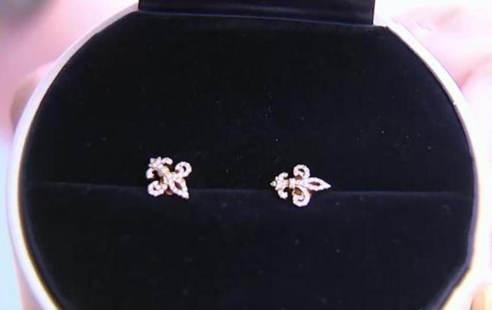 花800多买一副银色耳钉,耳洞突然戴金耳钉也发痒怎么回事