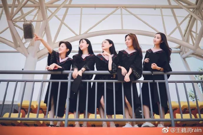 毕业季毕业照拍照姿势,毕业季来袭这些毕业照太硬核