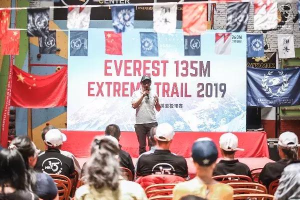 历经几十年登上珠穆朗玛峰的人,一群普通人攀登珠峰的故事