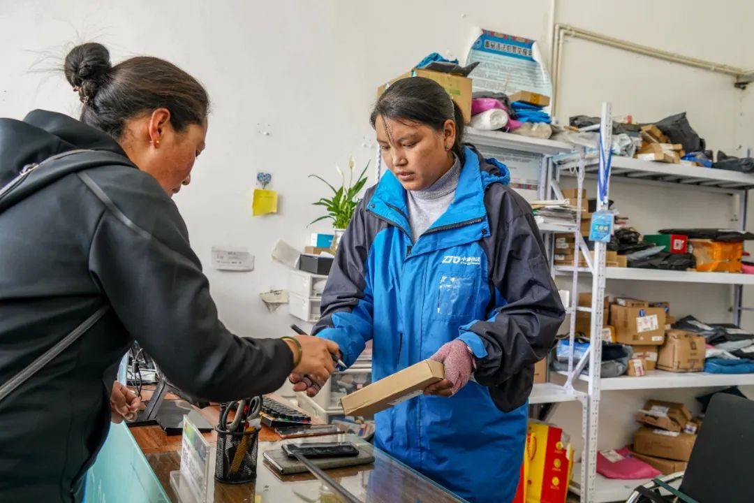 邮递员西藏女大学生,藏族女大学生返乡日常