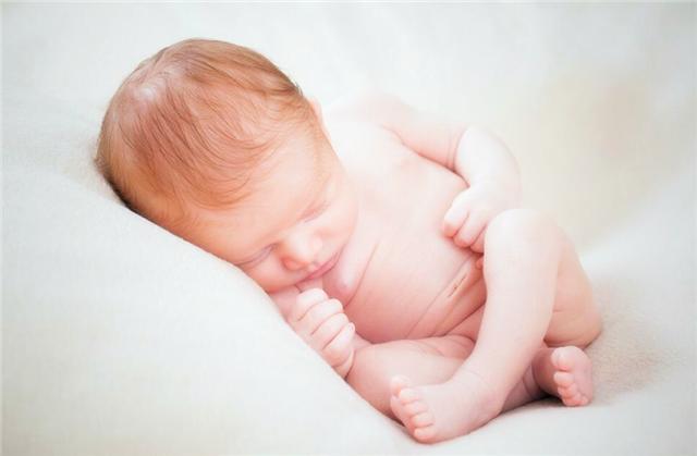 两个月的宝宝后脑勺比较凸怎么睡,宝宝一直侧着睡后脑勺太凸的原因