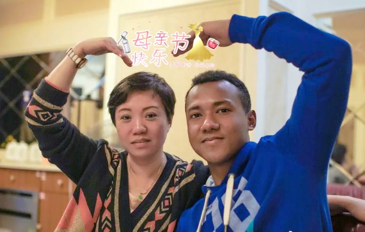 国字号球员“不要叫俺黑人，俺是中国球员！”女友网红范很有气质