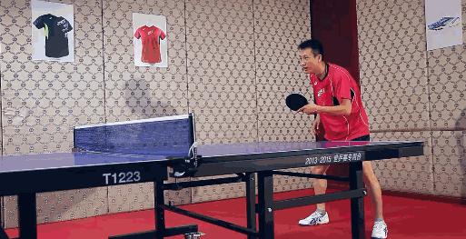 对方发大角度两个角，又急又低又快的不转球或侧旋球，如何回接？