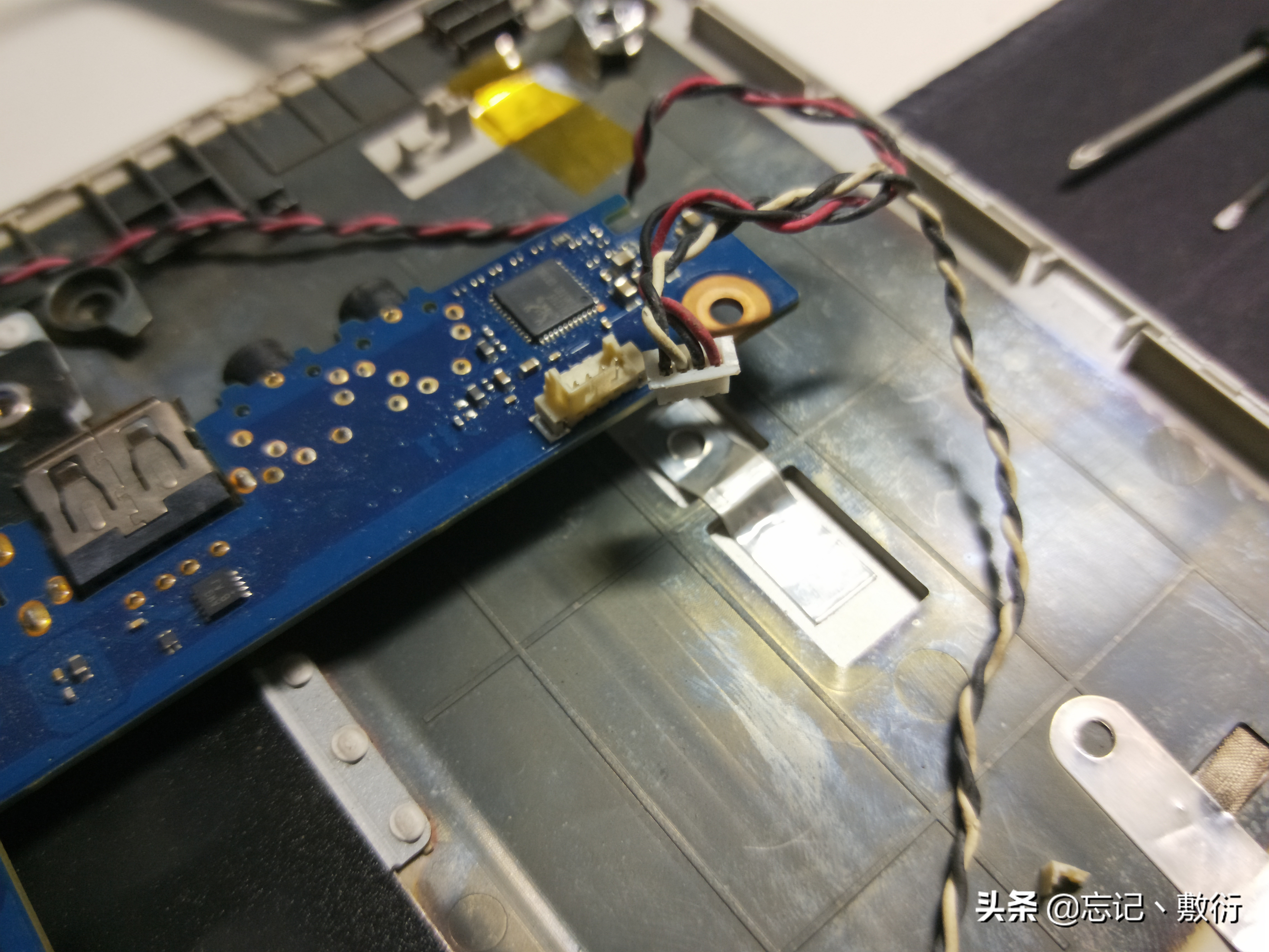 更换三星笔记本（q460）键盘，为了换个键盘把整个笔记本拆了稀碎