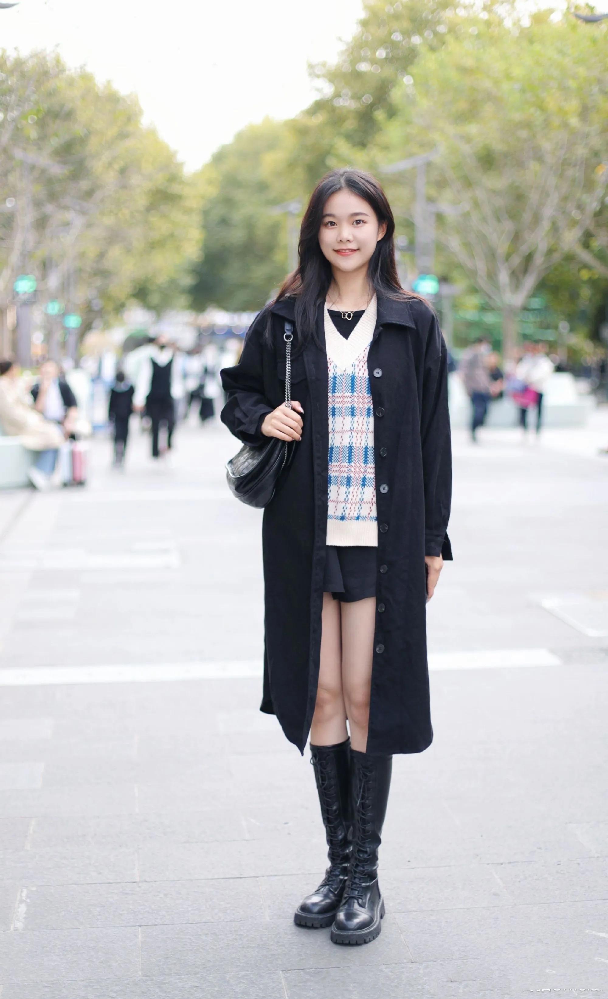 最近流行的街头大牌包包街拍,看包包推荐品牌