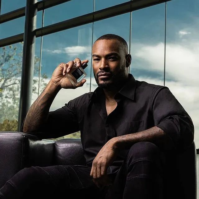 他是最成功的黑人男模，拥有四分之一中国血统，以健壮身材而闻名