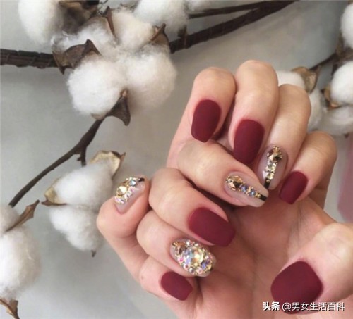 去美甲店卸美甲一般要多久,美甲店做的美甲卸甲快速方法