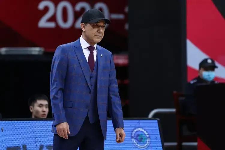 新疆男篮惨败16分,阿的江打球