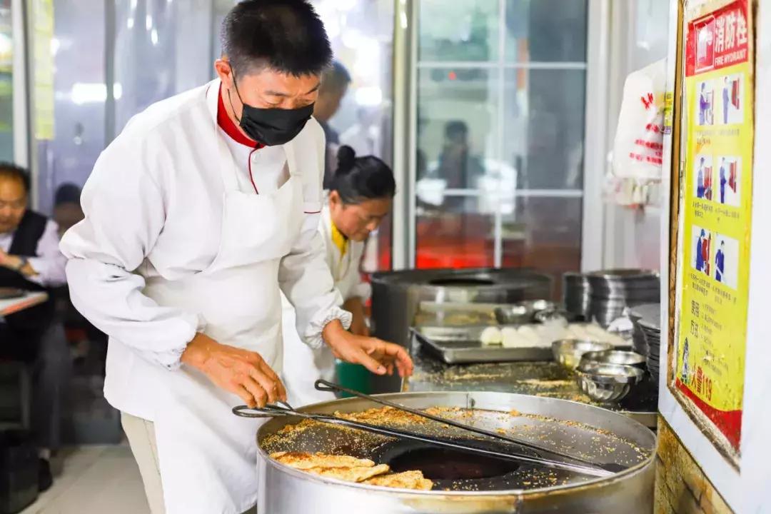 从摆摊到开店，阜阳20多年的早餐店，生意火到老板需要拿话筒喊号