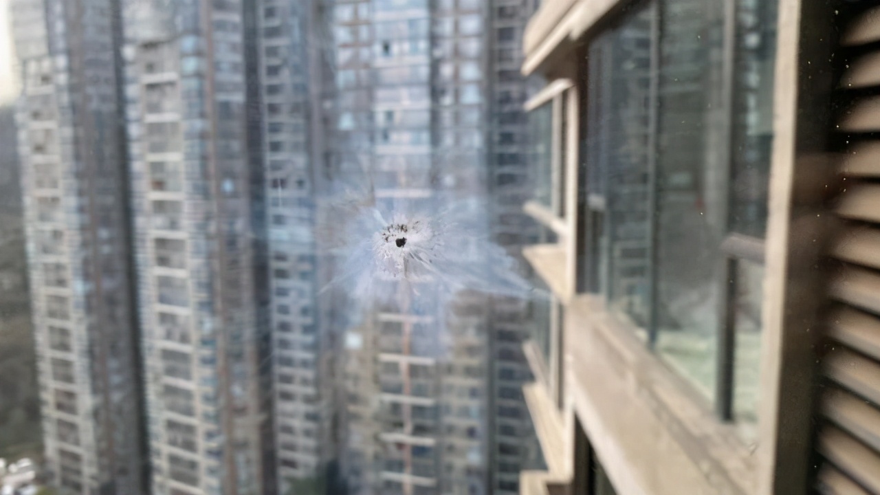 小区楼下放烟花,楼上玻璃碎成“蜘蛛网”,业主懵了:咋整?