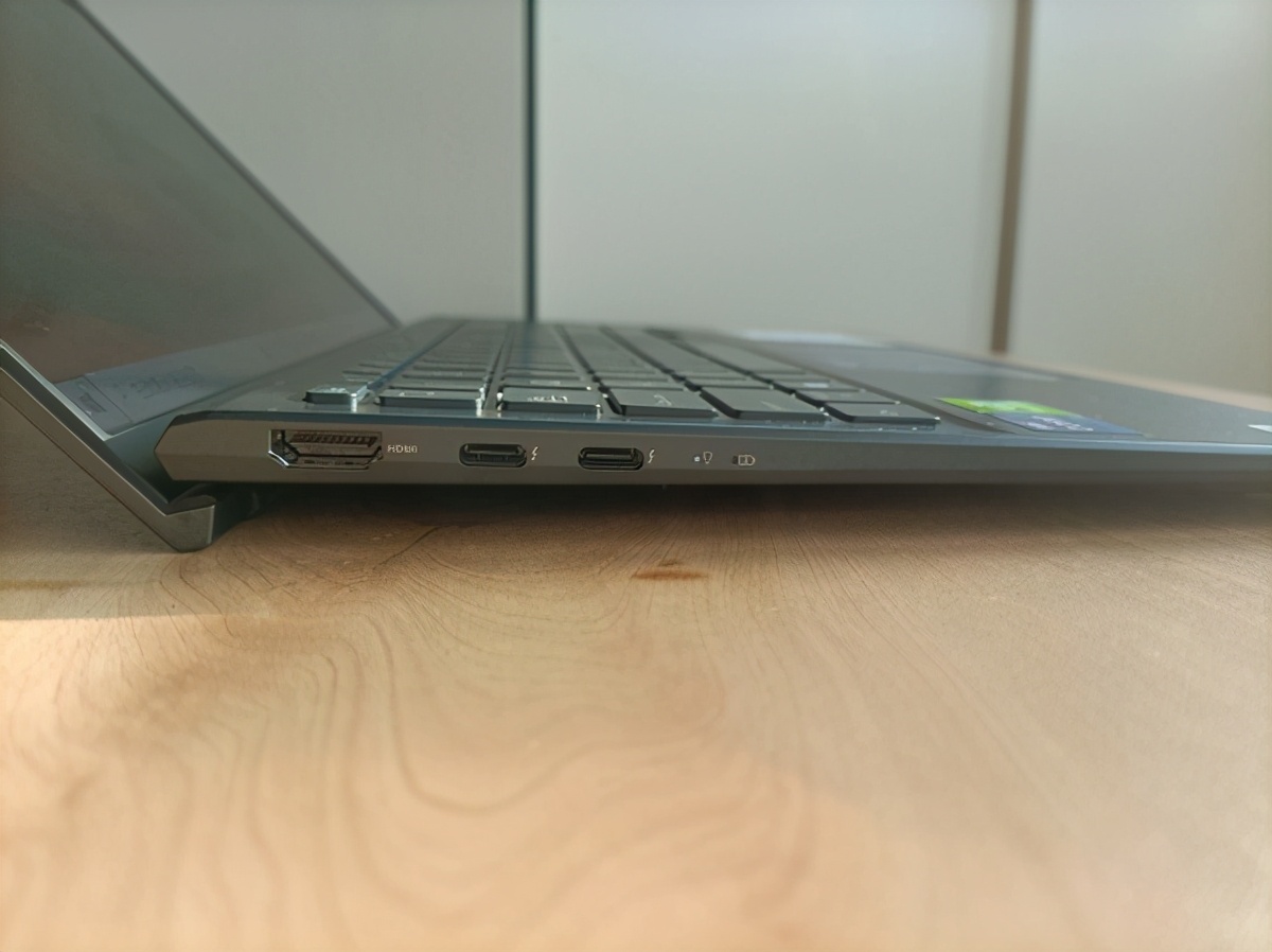 华硕灵耀x凌锋小新pro14,华硕灵耀x凌锋与纵横的区别