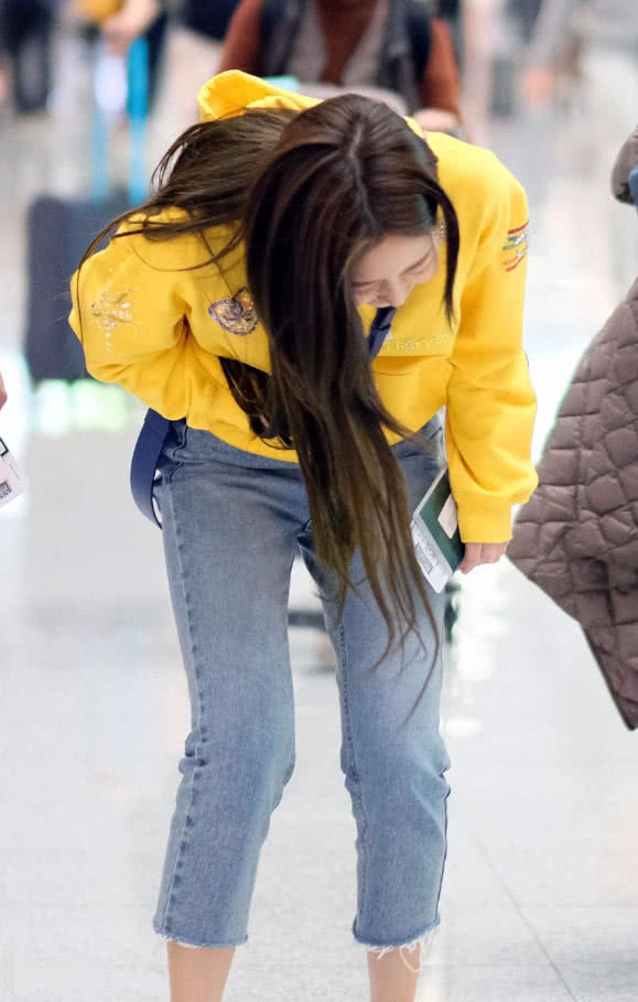 jennie穿裤子穿高跟鞋,jennie穿ck针织裤