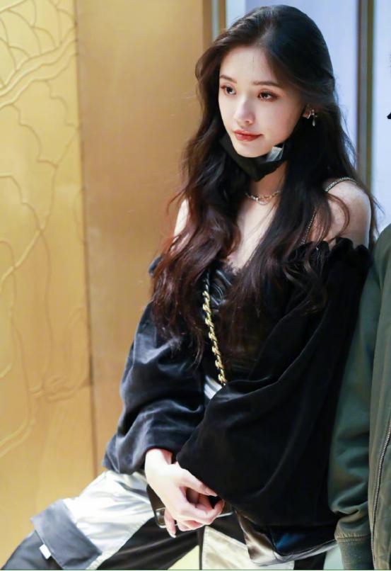 林允衣着清凉大秀香肩小蛮腰,林允最新造型少女感十足