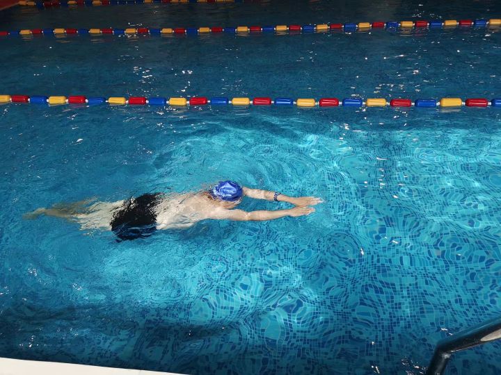 自由泳学会了又好像没学会,弟弟终于学会自由泳