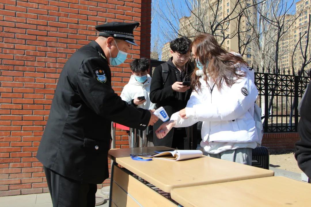 东北大学“保安诗人”火了，30年创作2000首诗！