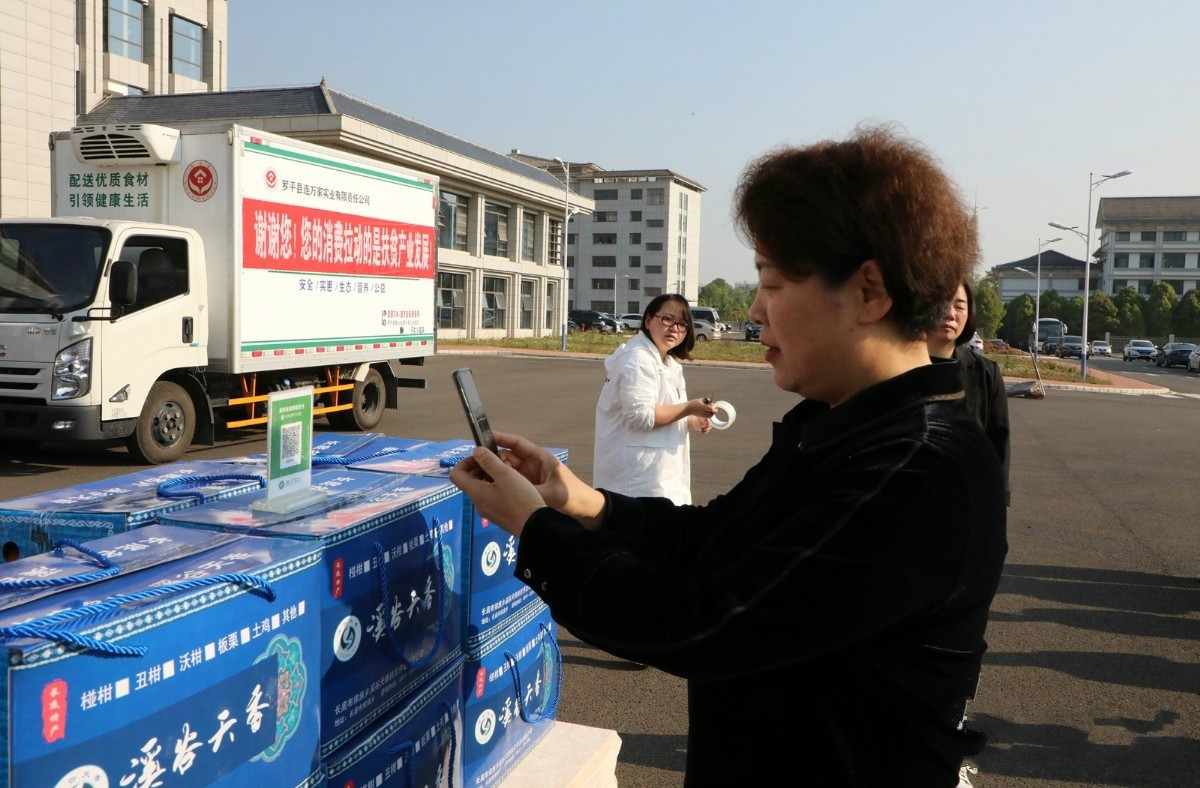 县长帮卖农副产品,县委书记县长带头消费