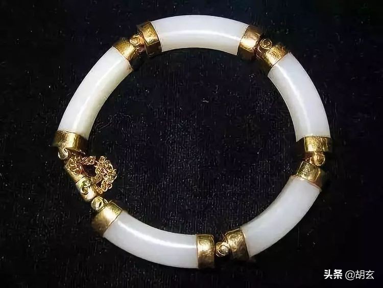 翡翠手镯摔断了的预兆,翡翠手镯摔断了该怎么办